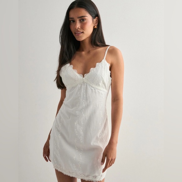 Only White Embroidered Dress NWT Size M - Picture 1 of 8